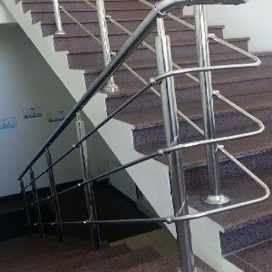 Ограждение лестницы в жилом доме из нержавеющей стали