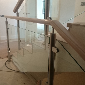 Ограждение лестницы со стеклом и поручнем из дуба