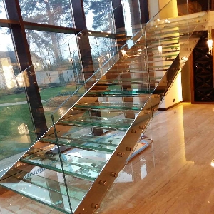 Лестница из стекла и полированной нержавеющей стали