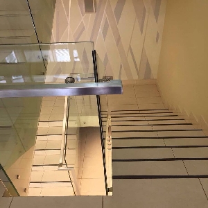 Поручень ограждения лестниц со стеклом