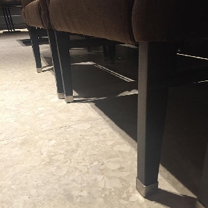 Копытца стульев в ресторане для более долгой эксплуатации сделанные из нержавеющей трубы