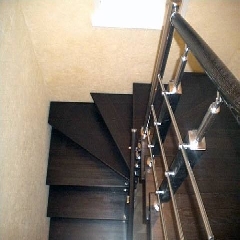 Лестница на двух ступенчатых косоурах с забежными ступенями